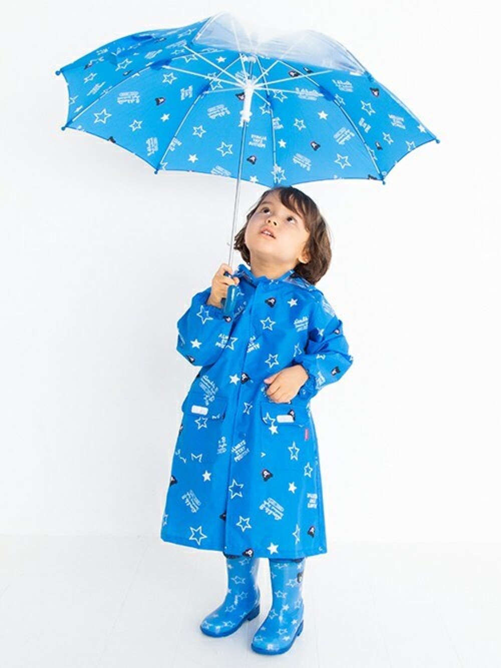 「レインブーツ、キッズコーデ、傘、レインシューズ、雨、レインコート、雨の日コーデ、mikihouse、ミキハウス、梅雨コーデ」｜「DOUBLE_Bのレインコート（レインコート/ポンチョ、ブルー系）」を使った、ミキハウス担当者２さん（キッズ・97cm）の夏コーディネートの1枚目の写真