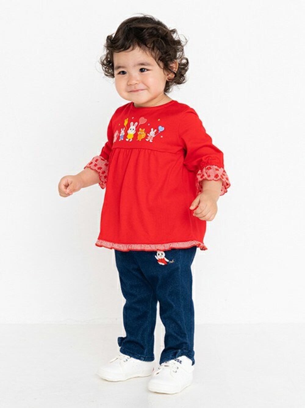 「デニム、Tシャツ、キッズコーデ、新作、女の子、女の子コーデ、mikihouse、ミキハウス、秋コーデ、キッズファッション」｜「MIKI HOUSEのうさこ８分袖Ｔシャツ（Tシャツ/カットソー、レッド系）」を使った、ミキハウス担当者２さん（キッズ・83cm）の夏コーディネートの1枚目の写真