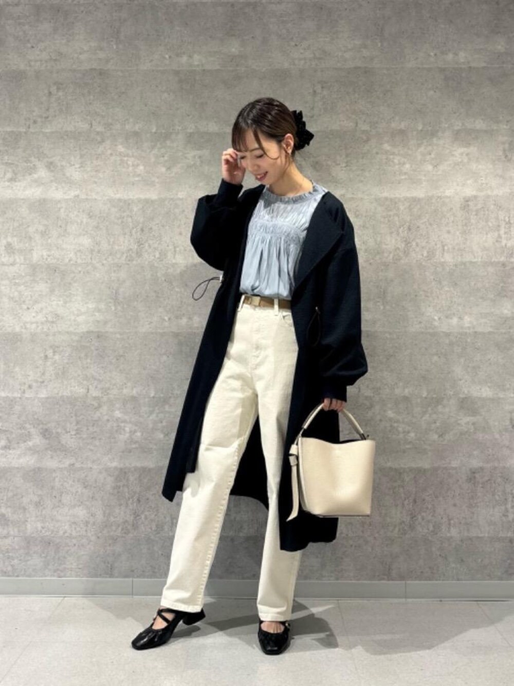 「アウター、休日、女子会、le.coeur blanc、綺麗め、お仕事、ルクールブラン」｜「le.coeur blancのソフトテーパードストレッチデニム（デニムパンツ、ホワイト系）」を使った、𝒌𝒖𝒓𝒖𝒎𝒊さん（レディース・160cm）の春コーディネートの1枚目の写真