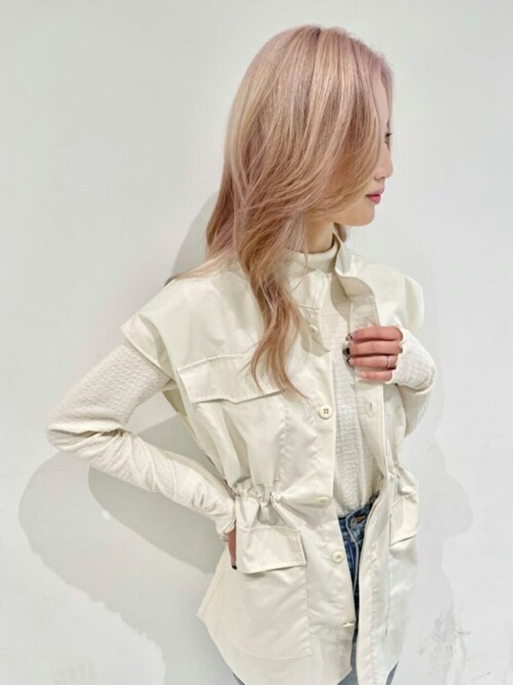 ホワイト系のベスト、ホワイト系のTシャツ/カットソーを着用したレディースの冬コーディネートの1枚目の写真