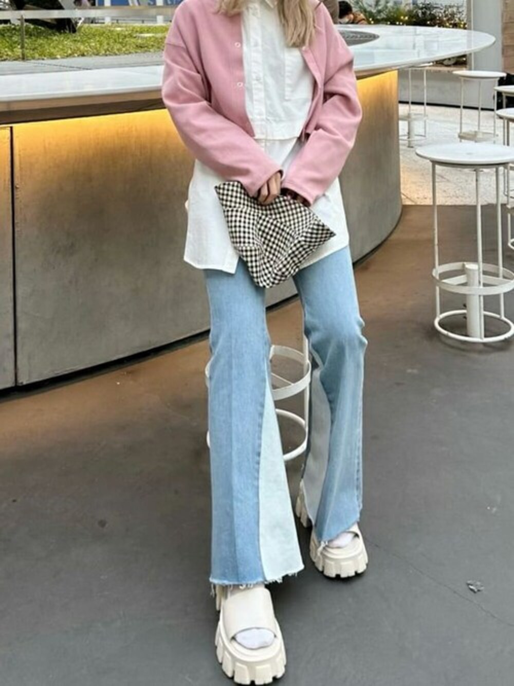 ピンク系のカーディガン/ボレロ、ホワイト系のシャツ/ブラウス、ブルー系のその他パンツを着用したレディースの冬コーディネートの1枚目の写真