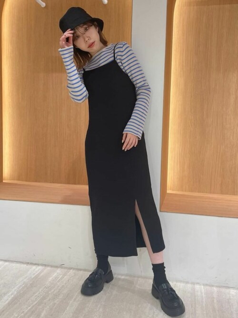 「ワンピース、春服、春色、春コーデ、春服デビュー宣言」｜「FREE'S MARTの◆フロントスリットナローキャミジャンパースカート（ジャンパースカート、ブラック系）」を使った、FREE’S MART STAFFさん（レディース・156cm）の春コーディネートの1枚目の写真
