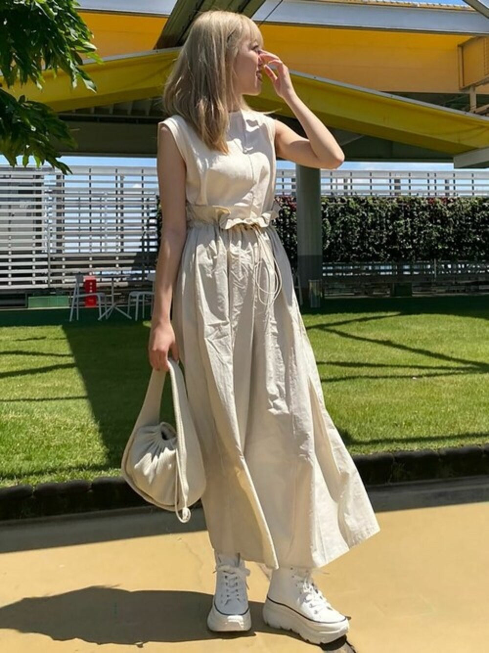 「ワンピース、夏、春夏コーデ、夏コーデ、ワンピース×スニーカー」｜「FREE'S MARTの◆【グリーンカラーWEB限定】カットドッキングウエストドロストワンピース（ワンピース、ホワイト系）」を使った、FREE’S MART STAFFさん（レディース・157cm）の春コーディネートの1枚目の写真