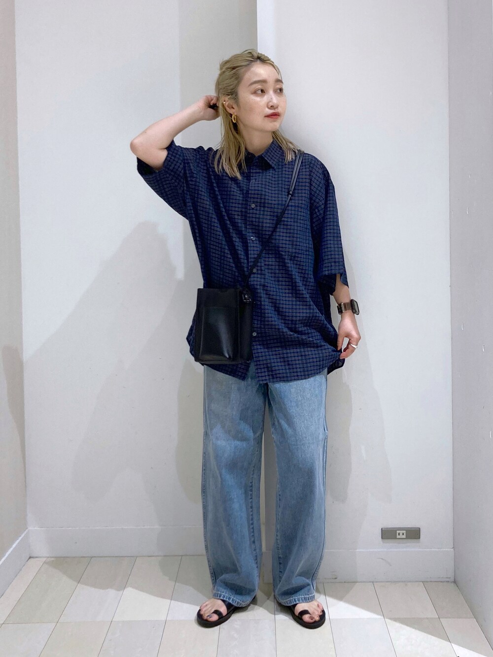 「シャツスタイル、柄シャツ、秋服準備はじめました、ビッグシルエット、プチプラ、モノトーン、ストリート、トングサンダル、ママコーデ、デニム、きれいめカジュアル、休日スタイル、ミニバッグ、ハイウエスト、韓国ファッション」｜「GLOBAL WORKのGOODデニムハイウエストワイドパンツ/298550（デニムパンツ、ブルー系）」を使った、もっちさん（レディース・158cm）の夏コーディネートの1枚目の写真