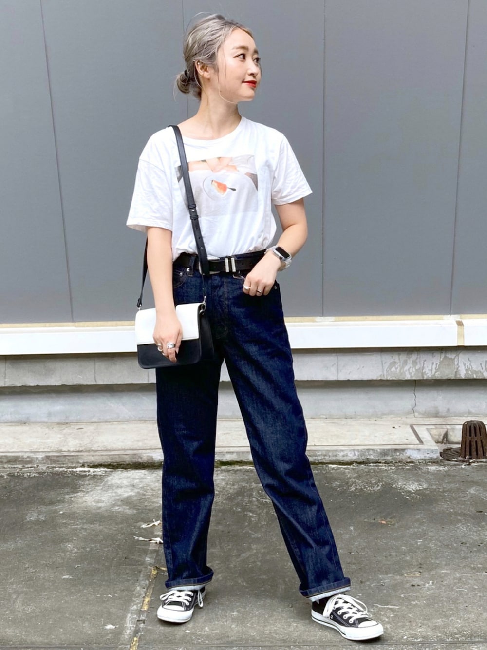 ホワイト系のTシャツ/カットソー、ホワイト系のショルダーバッグ、ブルー系のデニムパンツを着用したレディースの夏コーディネートの1枚目の写真