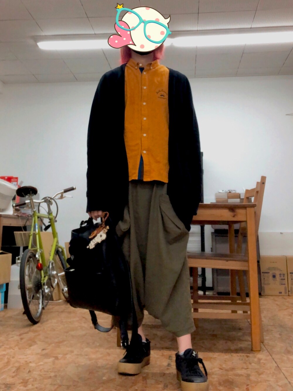 「春、シンプルコーデ、メンズファッション、低身長コーデ、30代コーデ、アラフォーコーデ、genten、motherhouse、赤髪」｜「MOTHER HOUSEのアイテム（バックパック/リュック、ブラック系）」を使った、アラフォーさん（メンズ・169cm）の春コーディネートの1枚目の写真
