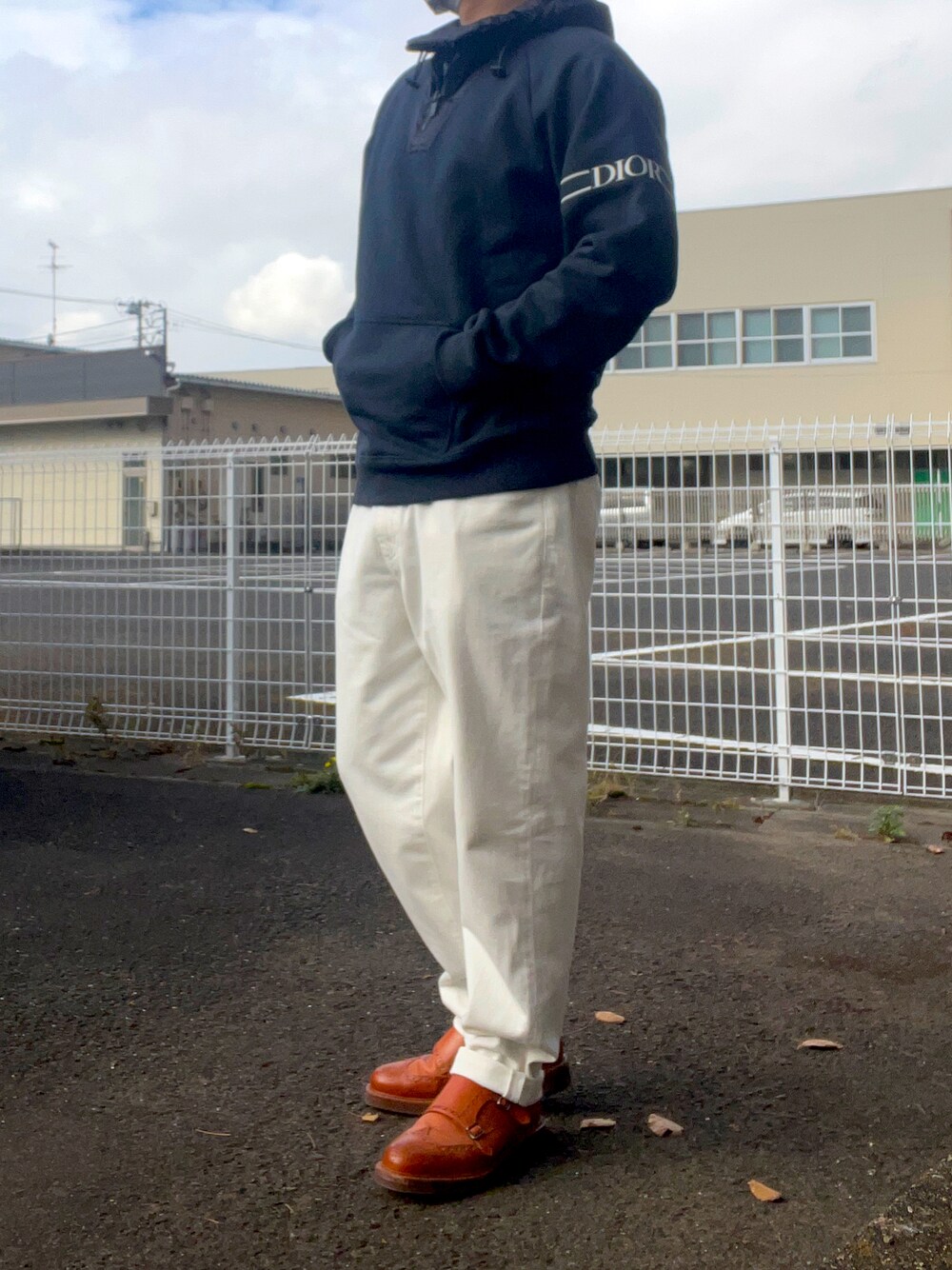 「トロッター、ダブルモンク、白パンツ」｜「Diorのアイテム（パーカー、ブルー系）」を使った、tattsuさん（メンズ・174cm）の冬コーディネートの1枚目の写真