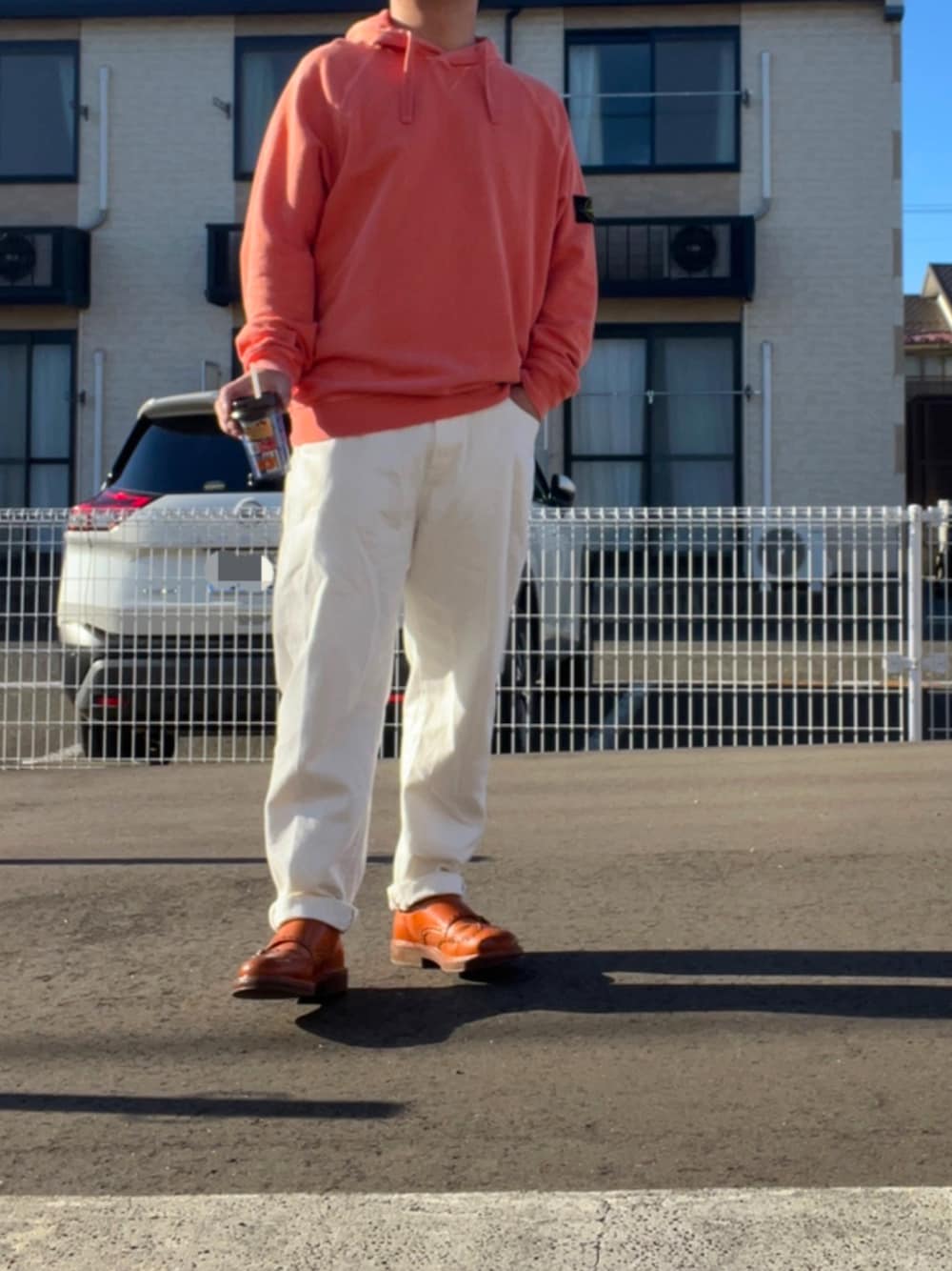 「オレンジ、ダブルモンク、ホワイトパンツ」｜「STONE ISLANDのアイテム（パーカー、オレンジ系）」を使った、tattsuさん（メンズ・174cm）の秋コーディネートの1枚目の写真