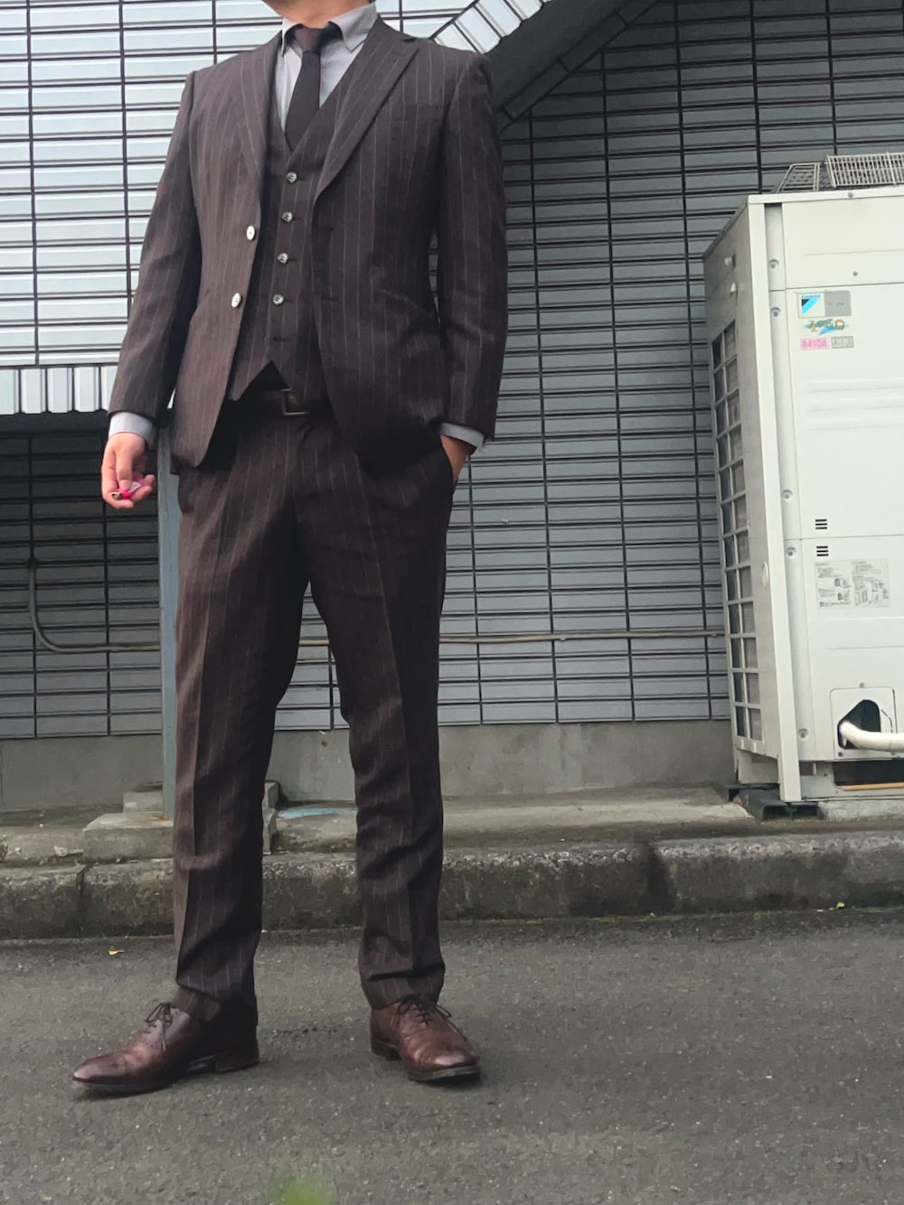 「Berlutiのアイテム（ネクタイ、ブラウン系）」を使った、tattsuさん（メンズ・174cm）の秋コーディネートの1枚目の写真