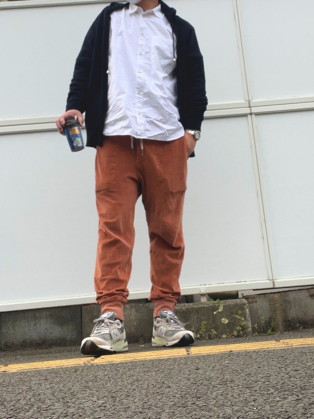 「ベロアパンツ、991、白シャツ」｜「BOTTEGA VENETAのアイテム（シャツ/ブラウス、ホワイト系）」を使った、tattsuさん（メンズ・174cm）の春コーディネートの1枚目の写真