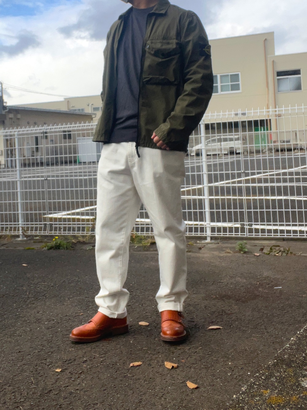 「サファリジャケット、ミリタリー、ホワイトデニム、ダブルモンク」｜「STONE ISLANDのアイテム（ミリタリージャケット、グリーン系）」を使った、tattsuさん（メンズ・174cm）の冬コーディネートの1枚目の写真