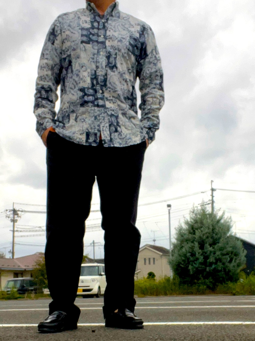 ブルー系のシャツ/ブラウス、ブラック系のパンツ、ブラック系のローファーを着用したメンズの秋コーディネートの1枚目の写真