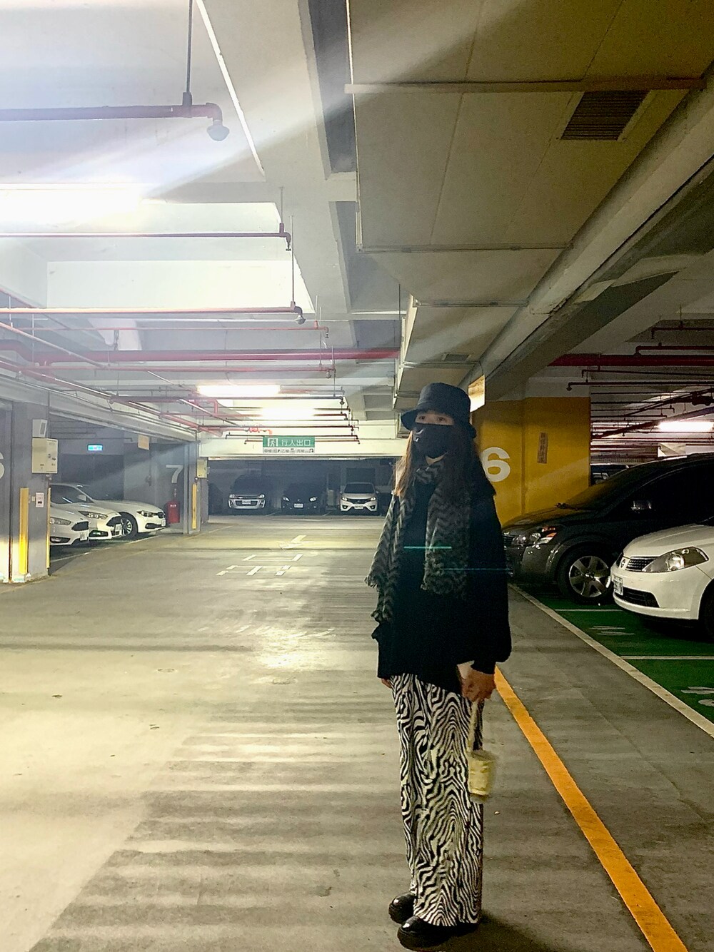 「ootd、黑白搭配、漁夫帽、停車場」｜「QUEEN SHOPのアイテム（キャップ、ブラック系）」を使った、Carolさん（レディース・168cm）の春コーディネートの1枚目の写真