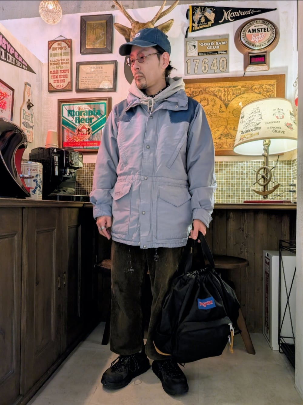 「メンズファッション、今日のコーデ、大人カジュアル、休日コーデ、冬コーデ、マウンテンパーカー、メガネ男子、低身長、アメカジ、パーカー」｜「JANSPORTのJANSPORT × BEAMS / 別注 Pack & Go（バックパック/リュック、ブラック系）」を使った、髪切りおじさん。さん（メンズ・165cm）の冬コーディネートの1枚目の写真