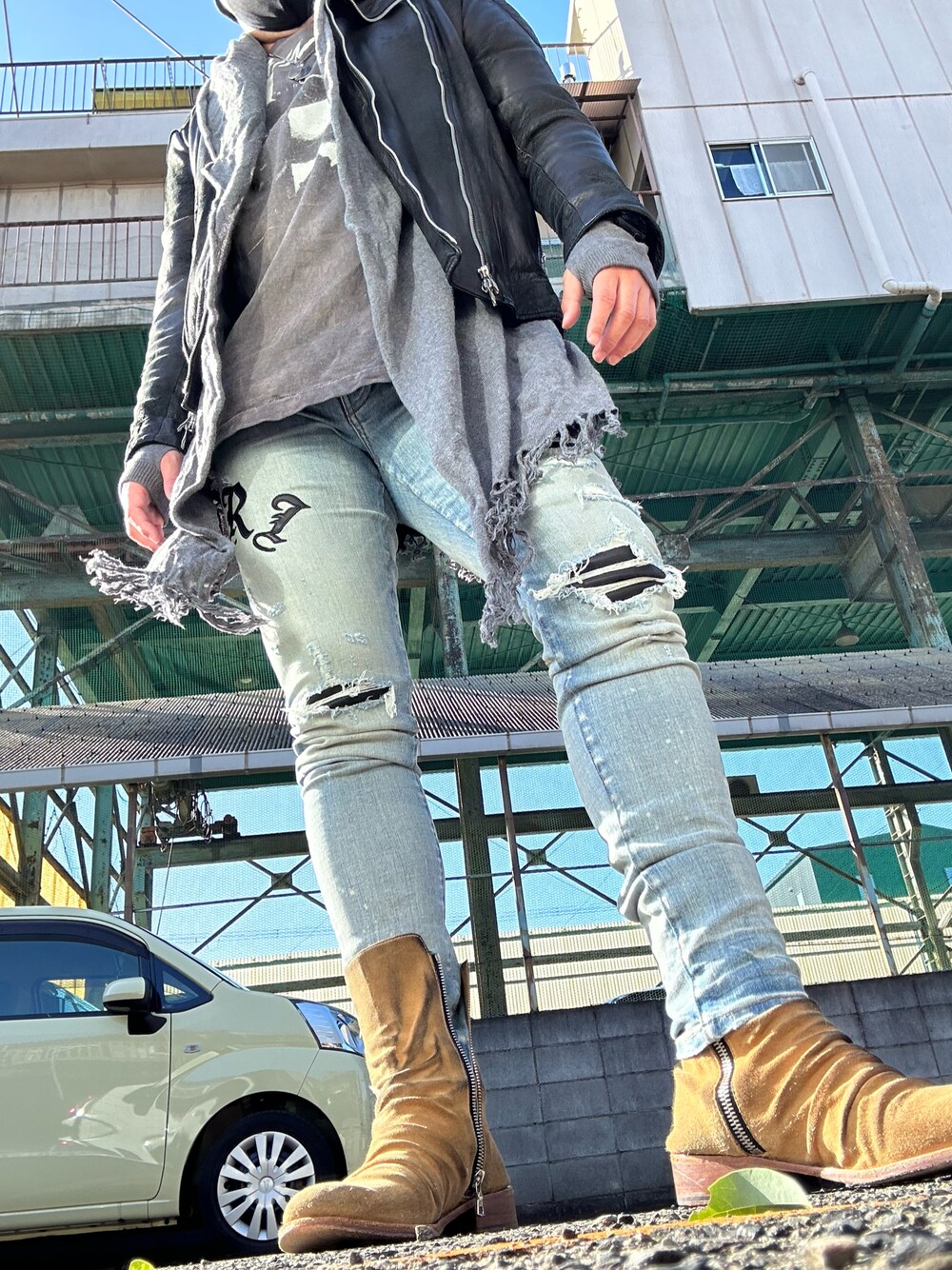 「メンズコーデ、秋、オトナカジュアル、今日のコーデ、いいね、save、フォローお願いします🤑、ファッション好きと繋がりたい、デニムパンツ、ストリートMIX、アミリスタイル、AMIRI、ootd、お洒落さんとつながりたい、レイヤードスタイル、休日コーデ、ジップブーツ」｜「AMIRIのアイテム（ブーツ、ベージュ系）」を使った、タッカーさん（メンズ・183cm）の秋コーディネートの1枚目の写真