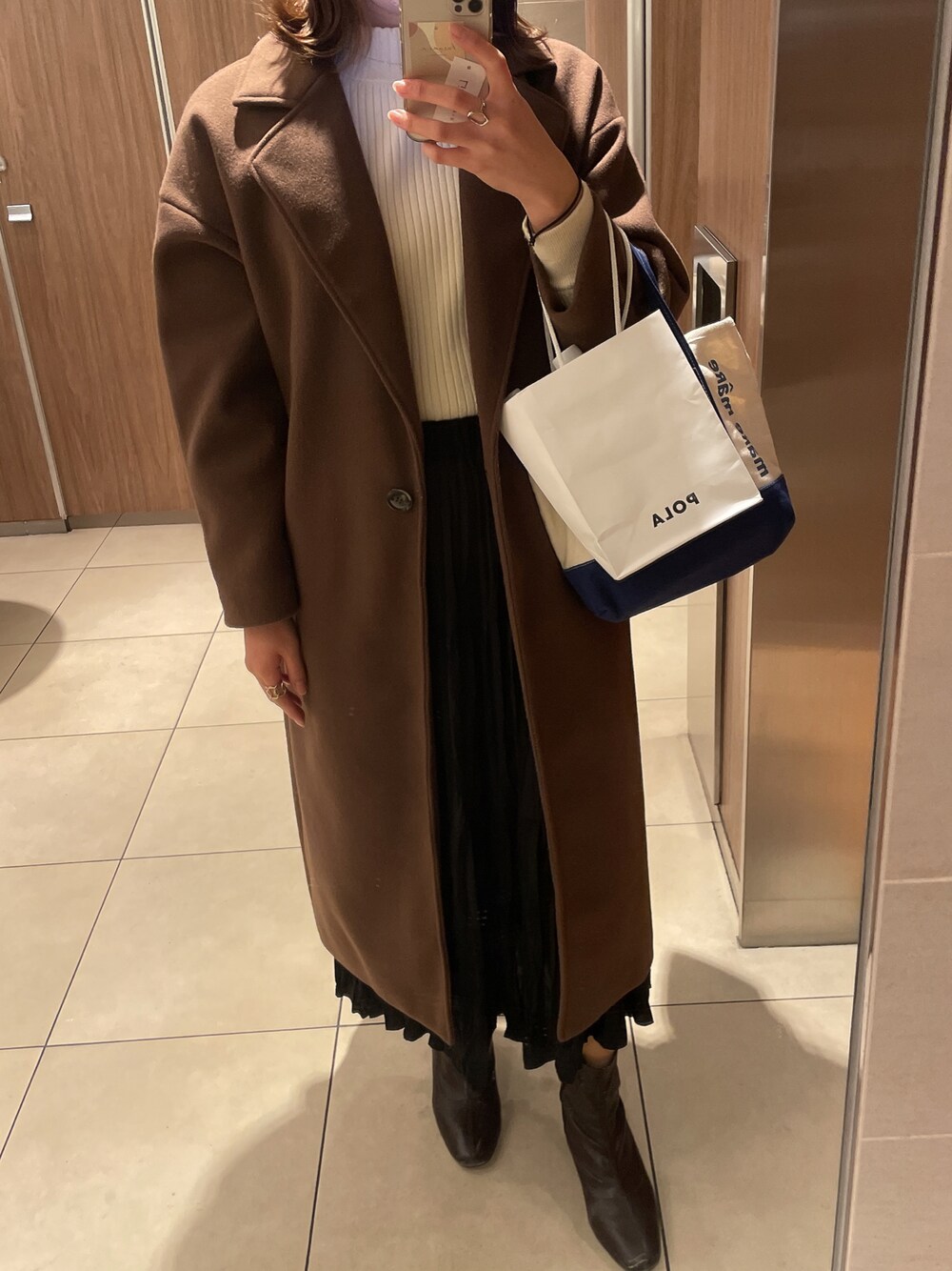「冬コーデ、大人カジュアル、お洒落さんとつながりたい、大人コーデ、ロングスカート、ロングコート、ブラウンコーデ、ショートブーツ、ootd、カジュアルコーデ、白ニット、ブラウン、ワッシャースカート、きれいめカジュアル、いいね、save、フォローお願いします🤑」｜「DouDouのアイテム（チェスターコート、ブラウン系）」を使った、青タンさん（レディース・164cm）の冬コーディネートの1枚目の写真