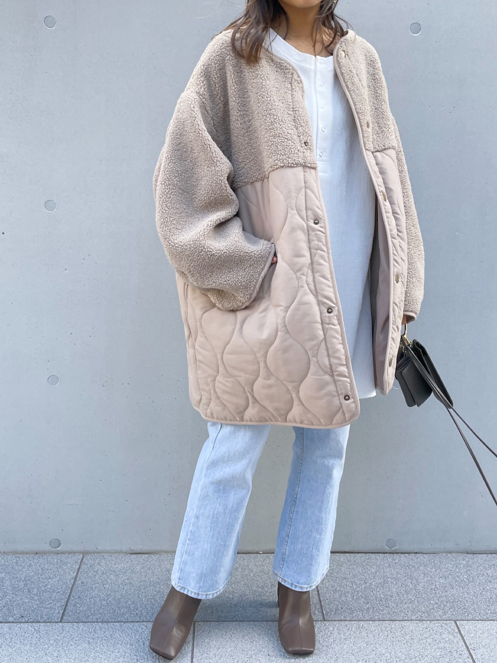 「秋のコーデ、オトナカジュアル、秋、おしゃれさんと繋がりたい、秋色、パンツコーデ、秋冬コーデ、シンプルスタイル、秋カラー、ビッグシルエット、オトナ女子、プチプラ、大人カジュアル、秋アウター、カジュアルコーデ」｜「Meli richのマットタフタ×ボア切替M65ショートコート（ミリタリージャケット、ベージュ系）」を使った、StyleSeaさん（レディース・155cm）の秋コーディネートの1枚目の写真