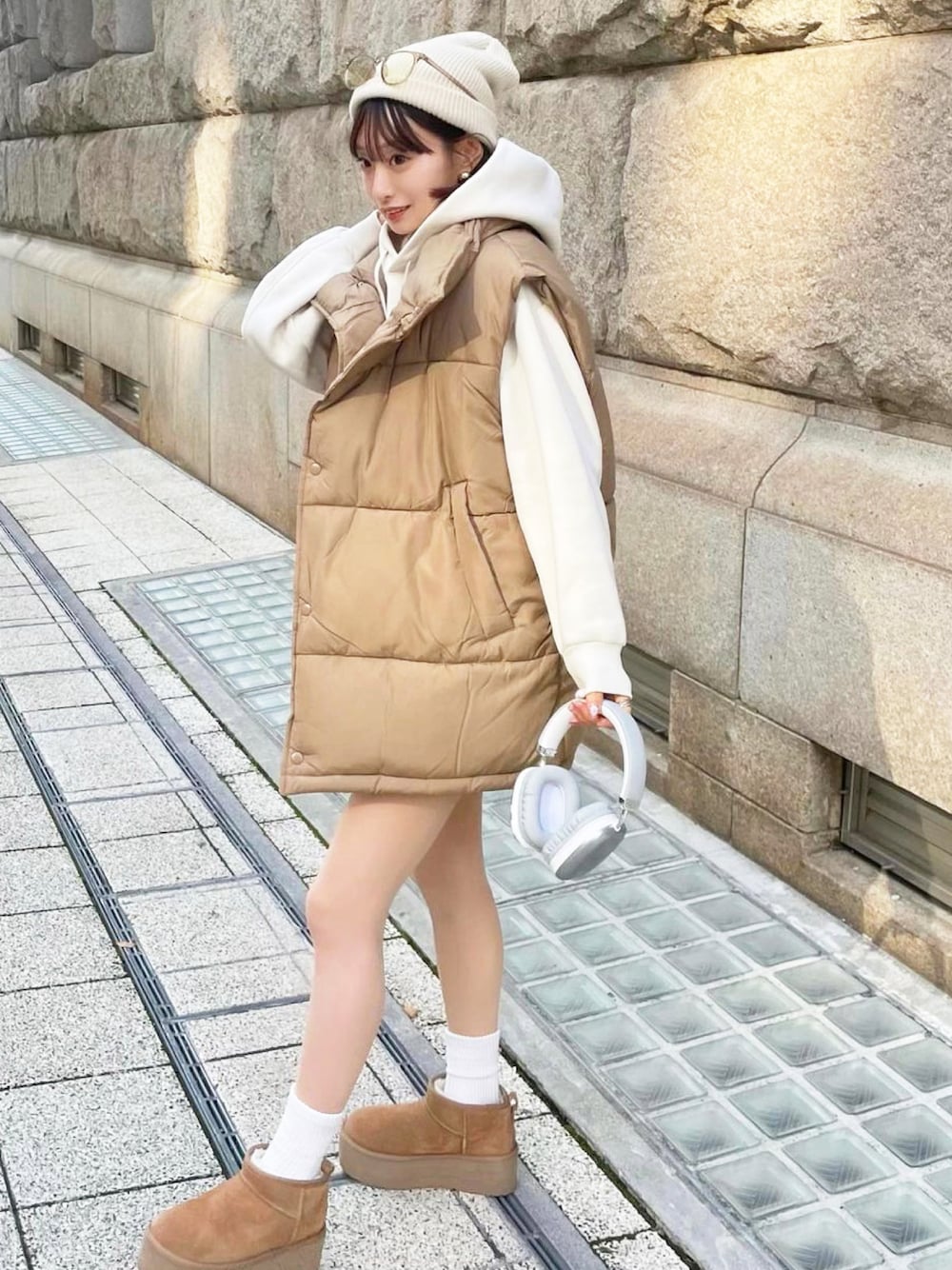 「ファッションを楽しもう、秋服、秋服コーデ、オトナ女子、ラクチンコーデ、ゆるコーデ、ダウンベスト、ニット帽、ビーニー、アグブーツ、ベージュコーデ、大人可愛い、休日スタイル、韓国ファッション、おしゃれさんと繋がりたい」｜「Meli richのボリューム感が目を惹く。ファイバーダウンベスト（ダウンベスト、ベージュ系）」を使った、StyleSeaさん（レディース・155cm）の秋コーディネートの1枚目の写真