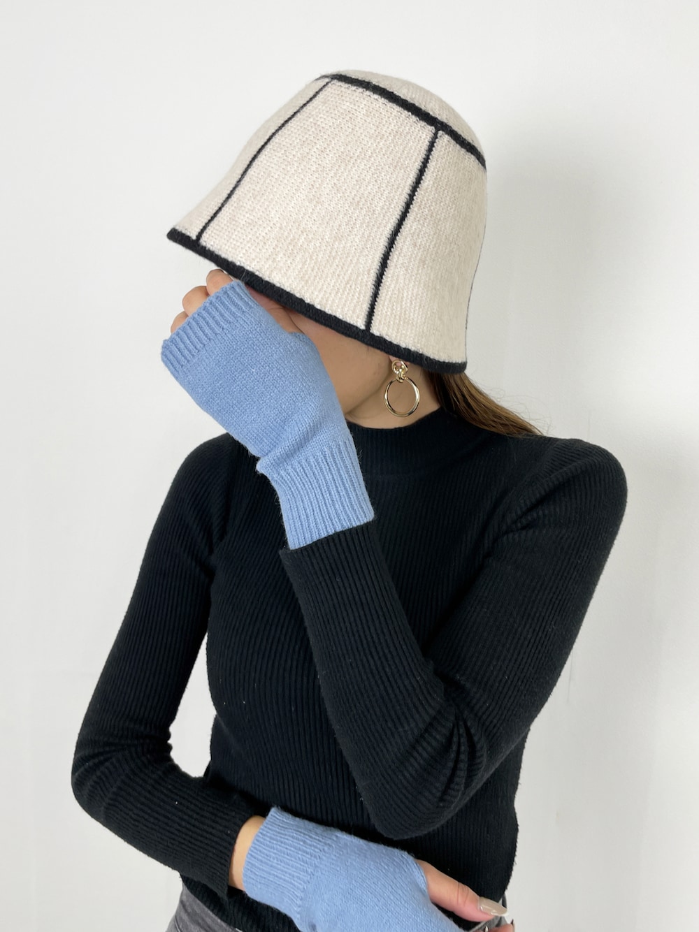 ホワイト系のハット、ブルー系のアームカバーを着用したレディースの秋コーディネートの1枚目の写真