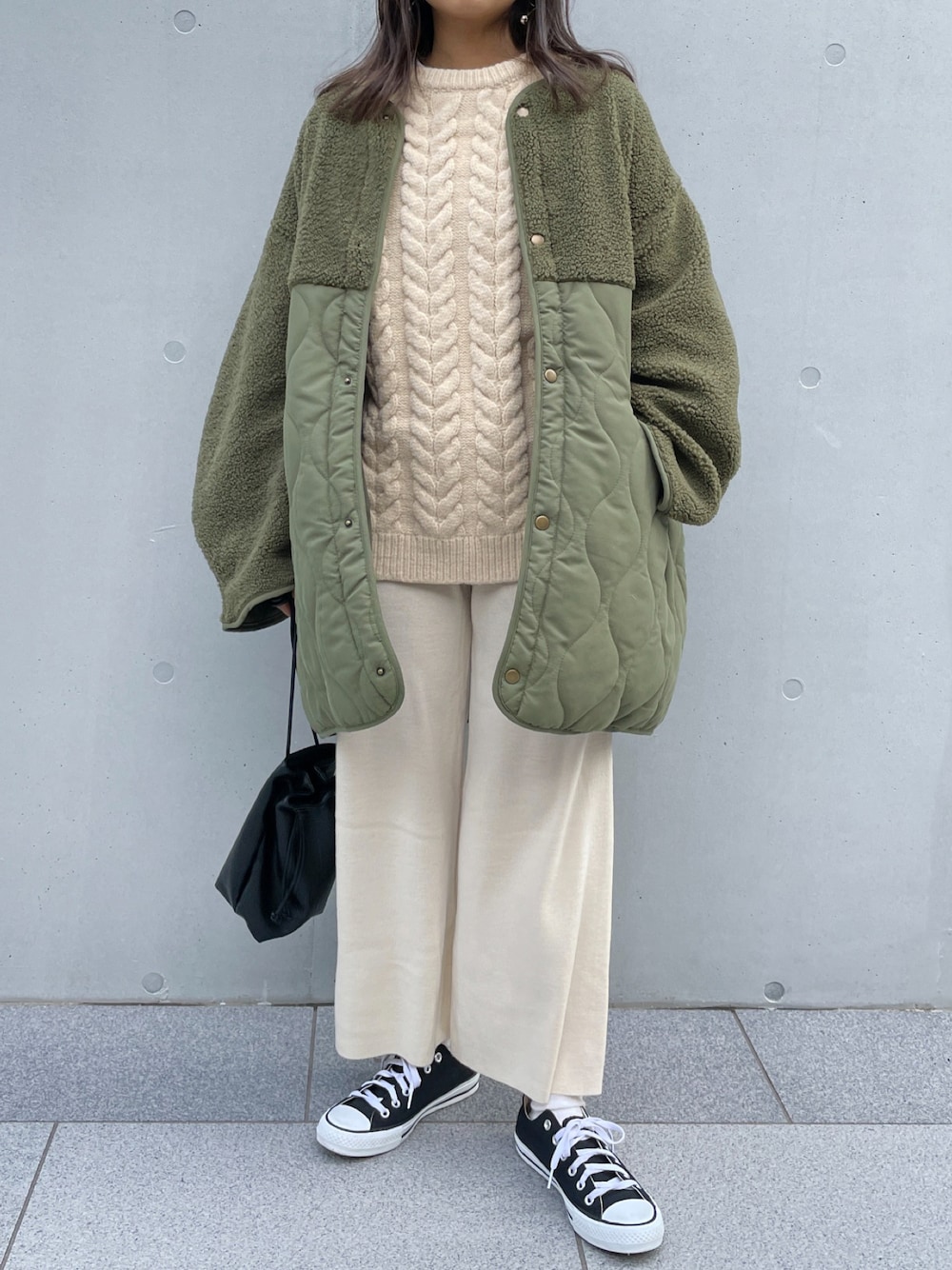 「秋のコーデ、オトナカジュアル、秋、おしゃれさんと繋がりたい、秋色、パンツコーデ、秋冬コーデ、シンプルスタイル、秋カラー、ビッグシルエット、ワントーンコーデ、ニットコーデ、秋服、スニーカーコーデ、オトナ女子」｜「Meli richのマットタフタ×ボア切替M65ショートコート（ミリタリージャケット、グリーン系）」を使った、StyleSeaさん（レディース・155cm）の秋コーディネートの1枚目の写真