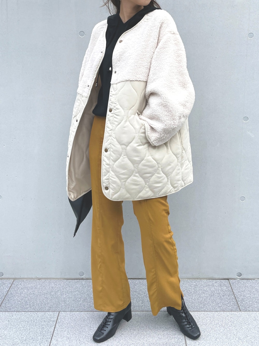 「秋のコーデ、オトナカジュアル、秋、おしゃれさんと繋がりたい、秋色、パンツコーデ、秋冬コーデ、シンプルスタイル、秋カラー、ビッグシルエット、秋服、カラーパンツ、オトナ女子、スウェット、パーカー」｜「Meli richのマットタフタ×ボア切替M65ショートコート（ミリタリージャケット、ホワイト系）」を使った、StyleSeaさん（レディース・163cm）の秋コーディネートの1枚目の写真
