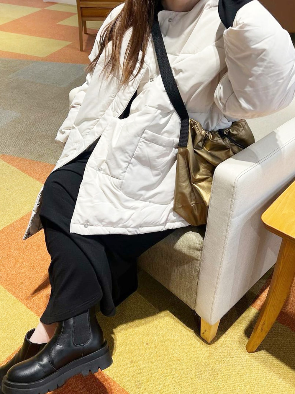 ホワイト系のダウンジャケット/コートを着用したレディースの秋コーディネートの1枚目の写真