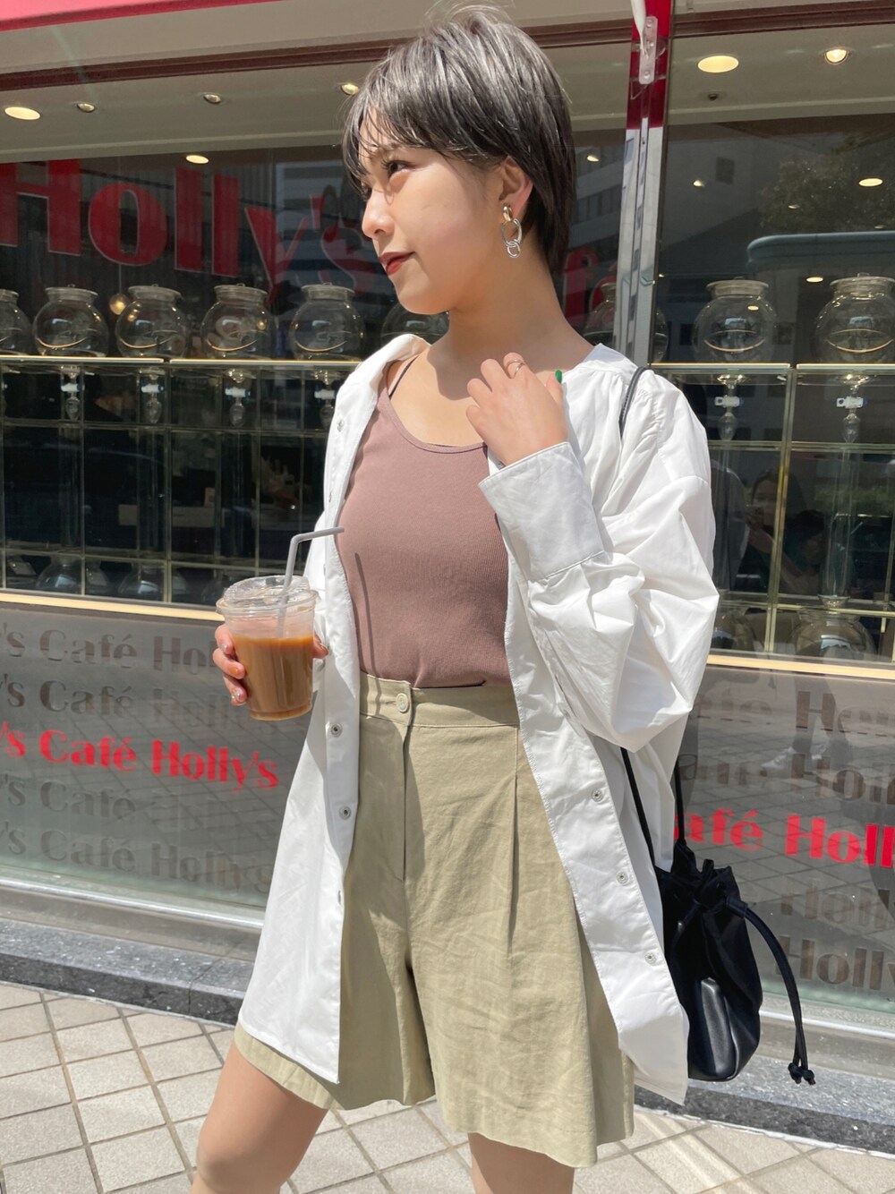 ホワイト系のシャツ/ブラウス、グリーン系のその他パンツを着用したレディースの春コーディネートの1枚目の写真