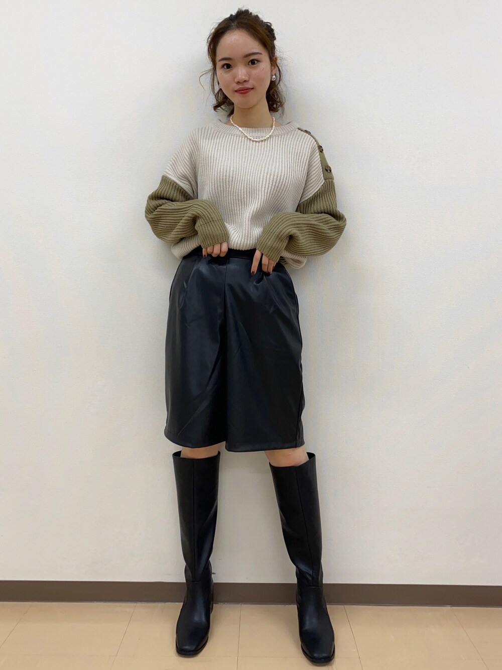 「ニット、冬コーデ、ハーフパンツ、レザーパンツ、ootd、デザインニット、オトナカジュアル、高身長女子、Green Parks、おしゃれさんと繋がりたい、furryrate、未来のWEARISTAプロジェクト」｜「Furryrateの・furry rate バイカラーリブニット＊（ニット/セーター、ベージュ系）」を使った、𝐀𝐊𝐀𝐑𝐈さん（レディース・163cm）の冬コーディネートの1枚目の写真