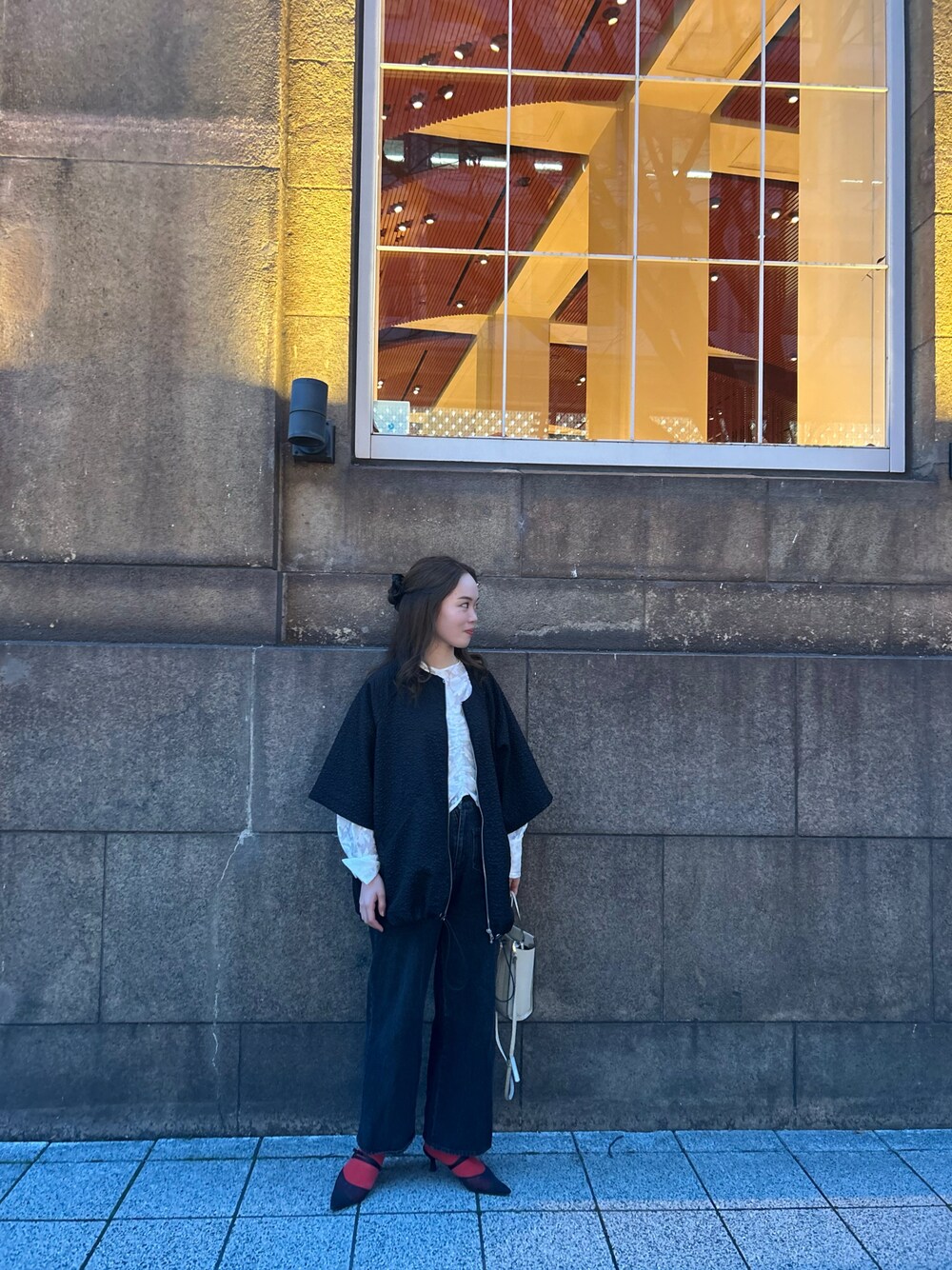 「春服、春コーデ、お出かけコーデ、ootd、outfit、AnriettMusee、ルクールブラン、アンリエットミュゼ、きれいめカジュアル、キレイめコーデ、きれいめスタイル、ブラウス、ブラウス×デニム」｜「AnriettMuseeの花柄オパールシャーリングブラウス（シャツ/ブラウス、ホワイト系）」を使った、𝐀𝐊𝐀𝐑𝐈さん（レディース・163cm）の春コーディネートの1枚目の写真