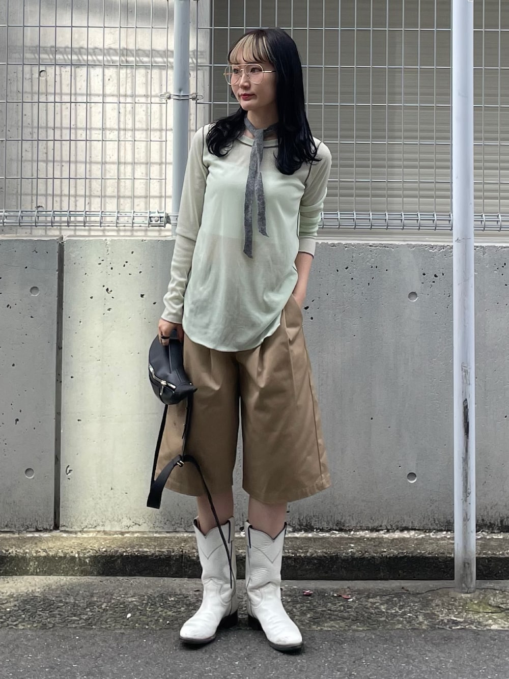 「春コーデ、春めき満開コーデ、おでかけコーデ、春服コーデ、パンツスタイル、着回しコーデ、春、カジュアル、カジュアルコーデ、シアートップス、シアー、メロートップス、Lui's、luisfemme、チノハーフパンツ」｜「Lui'sのシアーメローカットソー（Tシャツ/カットソー、グリーン系）」を使った、moekaさん（骨格ウェーブ・レディース・156cm）の春コーディネートの1枚目の写真
