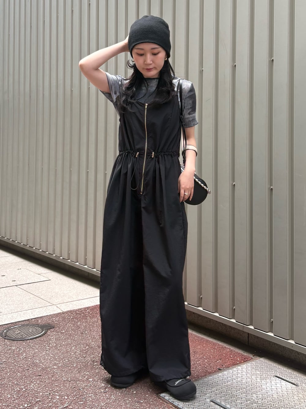 「モノトーン、やっぱり帽子が好き、ショルダーバッグ、今日のコーデ、大人カジュアルコーデ、150cm台コーデ、春夏コーデ、夏コーデ、サロペット、オールインワン、オールインワンコーデ、ブラックコーデ、オールブラックコーデ、オールブラック、luisfemme」｜「Lui'sのプリーツシアートップス（Tシャツ/カットソー、グレー系）」を使った、moekaさん（骨格ウェーブ・レディース・156cm）の夏コーディネートの1枚目の写真