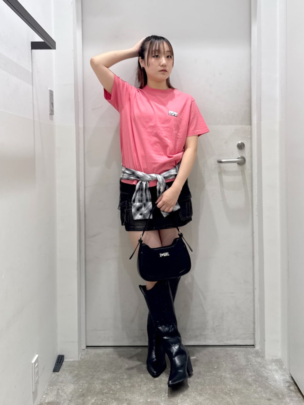 ピンク系のTシャツ/カットソー、ブラック系のデニムスカート、ブラック系のシャツ/ブラウスを着用したレディースの夏コーディネートの1枚目の写真