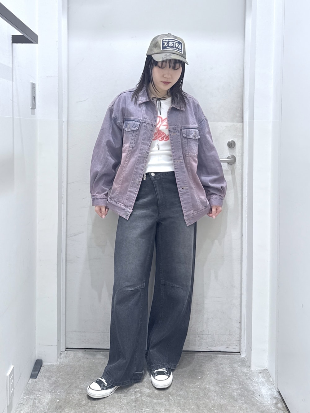 ブラック系のデニムパンツ、ピンク系のデニムジャケット、ホワイト系のTシャツ/カットソーを着用したレディースの春コーディネートの1枚目の写真