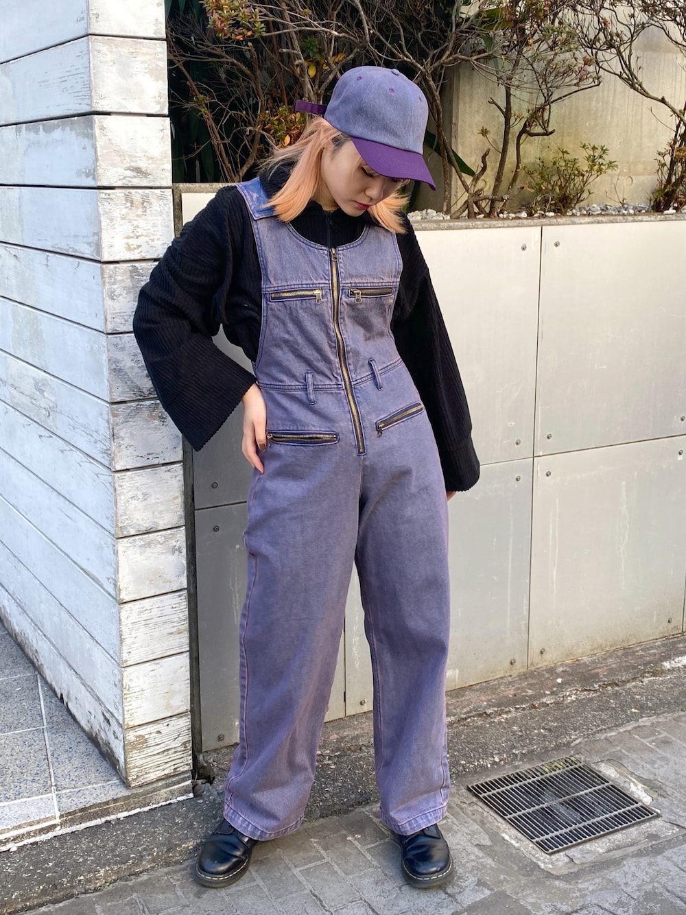「大人カジュアル、x-girl」｜「X-girlのOVERDYED OVERALLS（サロペット/オーバーオール、パープル系）」を使った、mimif2001さん（レディース・162cm）の冬コーディネートの1枚目の写真