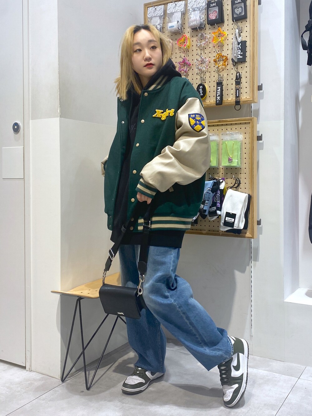 「秋コーデ、シンプルスタイル、休日スタイル、秋冬、エックスガール、お洒落さんとつながりたい」｜「X-girlのSTADIUM JUMPER（スタジャン、グリーン系）」を使った、mimif2001さん（レディース・162cm）の秋コーディネートの1枚目の写真