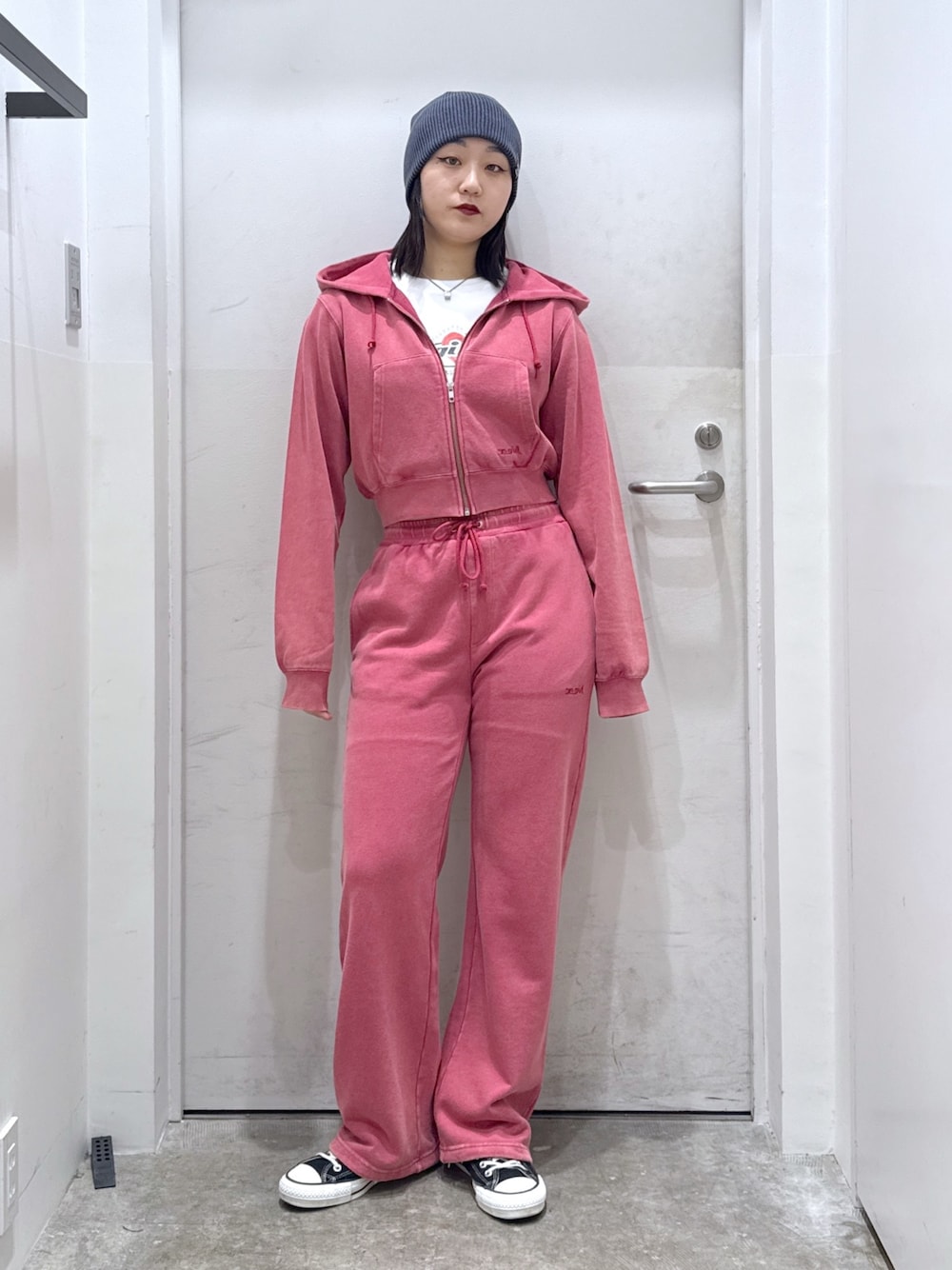 ピンク系のスウェットパンツ、ピンク系のパーカー、ホワイト系のTシャツ/カットソーを着用したレディースの秋コーディネートの1枚目の写真