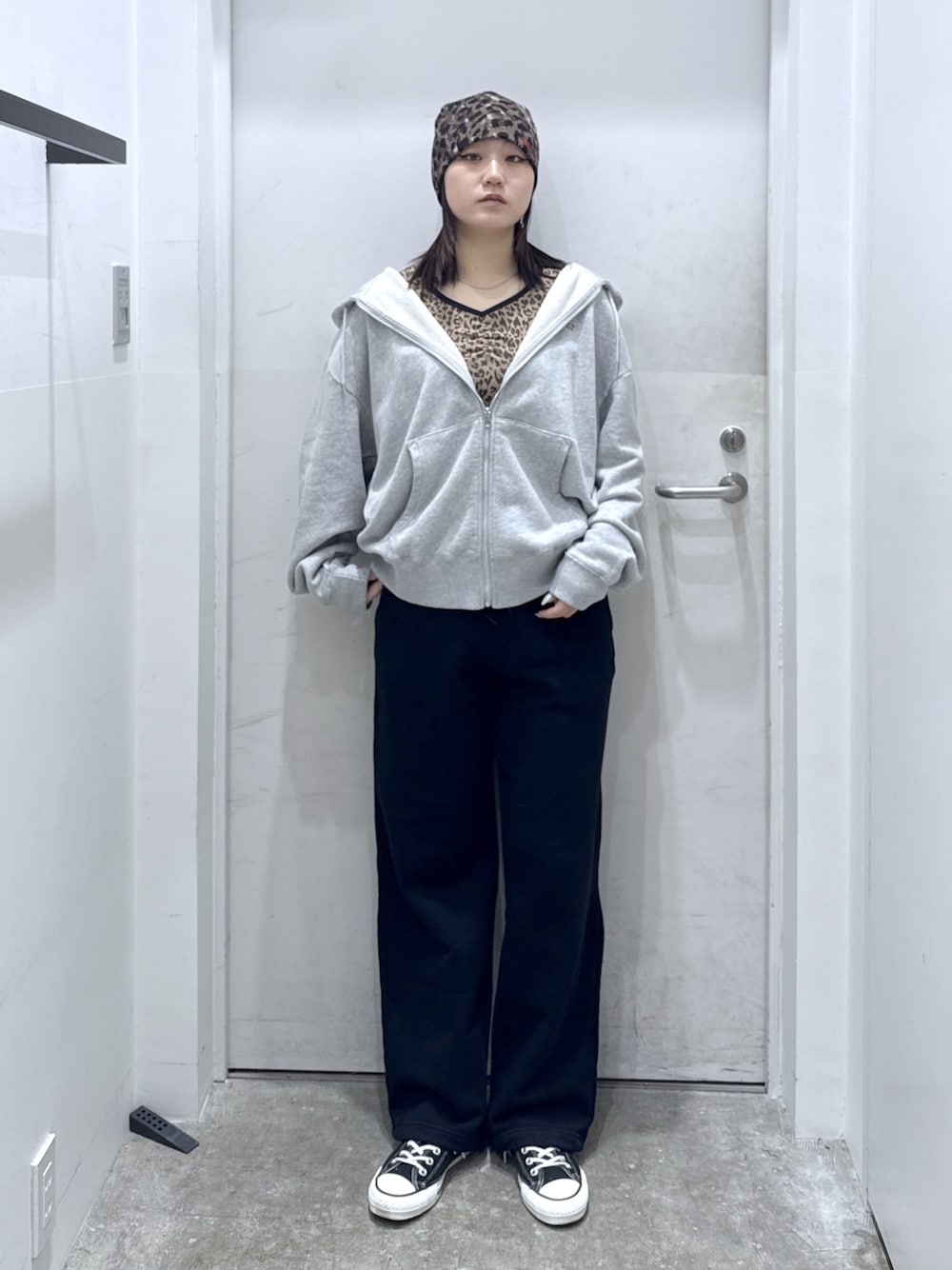 ブラック系のスウェットパンツ、ベージュ系のTシャツ/カットソー、グレー系のパーカーを着用したレディースの冬コーディネートの1枚目の写真