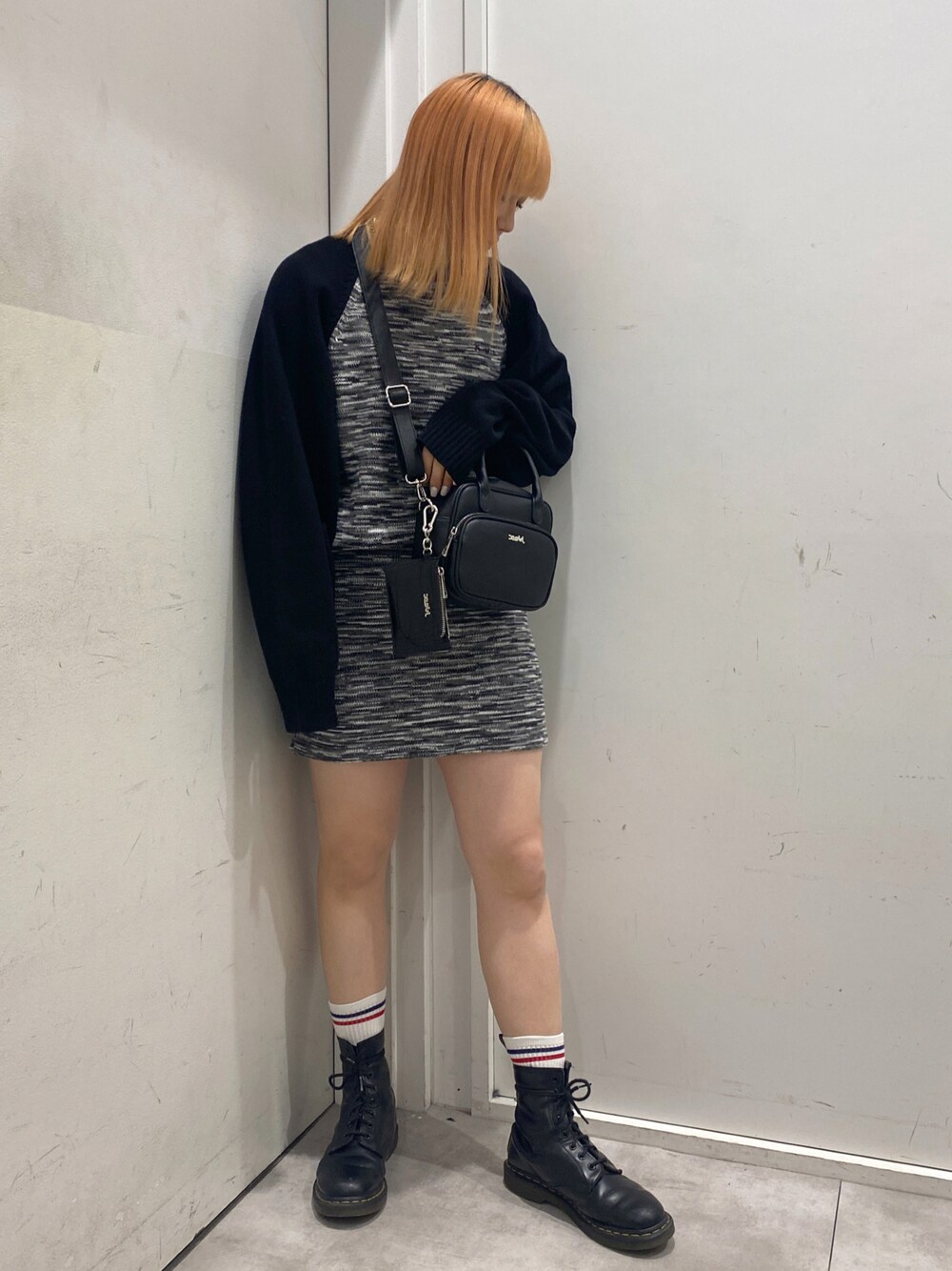 「シンプルコーデ、オトナカジュアル、x-girl、おしゃれさんと繋がりたい」｜「X-girlのMELANGE RAGLAN KNIT TOP（ニット/セーター、ブラック系）」を使った、mimif2001さん（レディース・162cm）の冬コーディネートの1枚目の写真