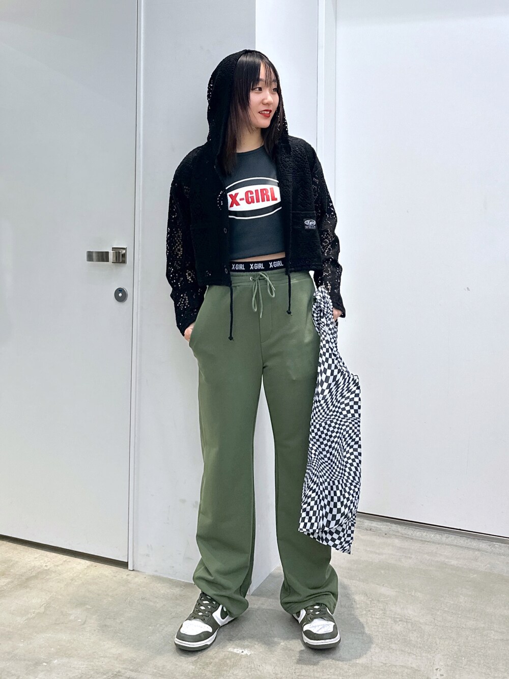 「オトナカワイイ」｜「X-girlのLOGO WAIST PANTS（スウェットパンツ、グリーン系）」を使った、Miyさん（レディース・162cm）の夏コーディネートの1枚目の写真