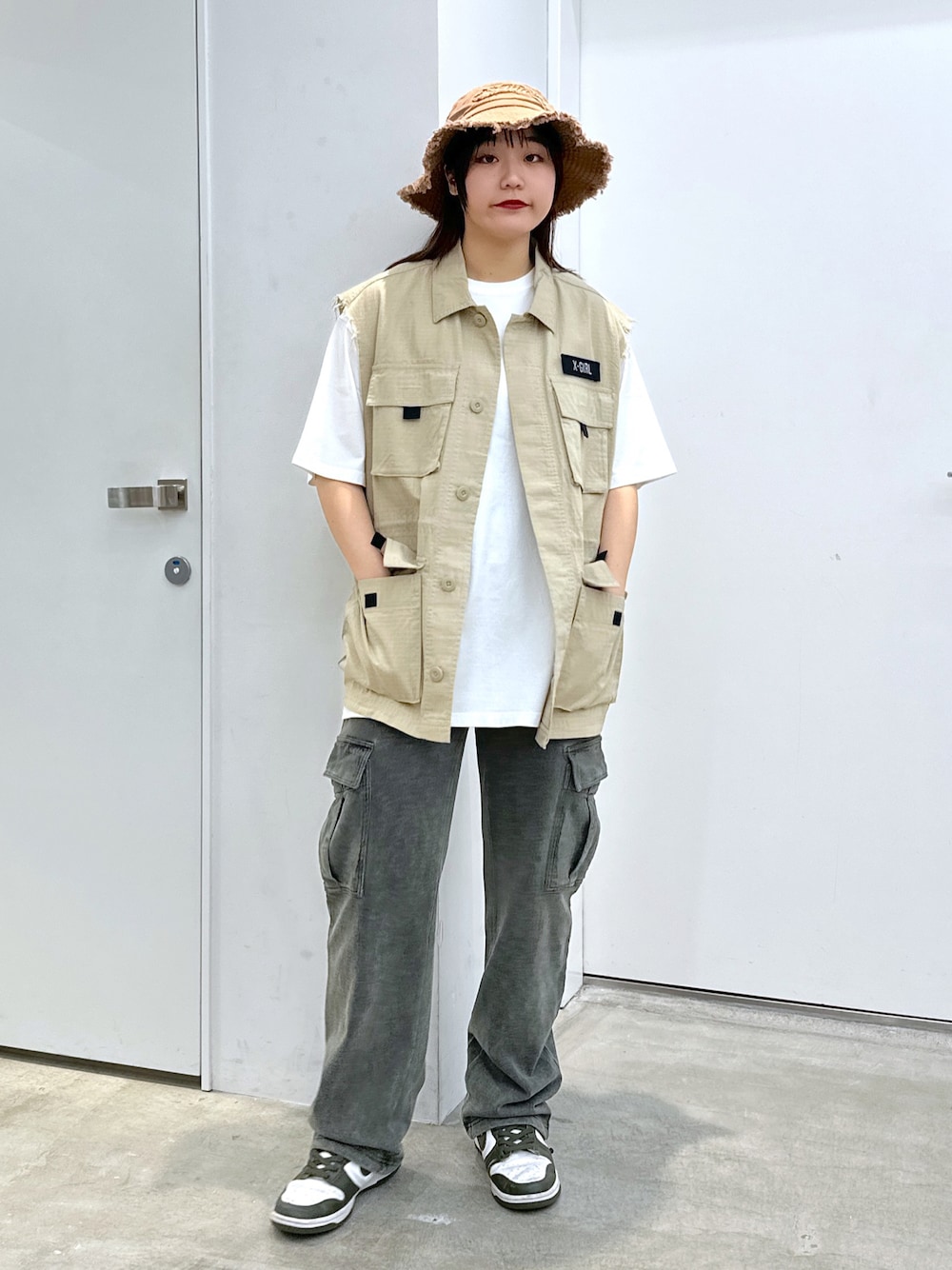 「秋先取りコーデ、ストリート」｜「X-girlのCARGO SWEAT PANTS（スウェットパンツ、ブルー系）」を使った、mimif2001さん（レディース・162cm）の夏コーディネートの1枚目の写真