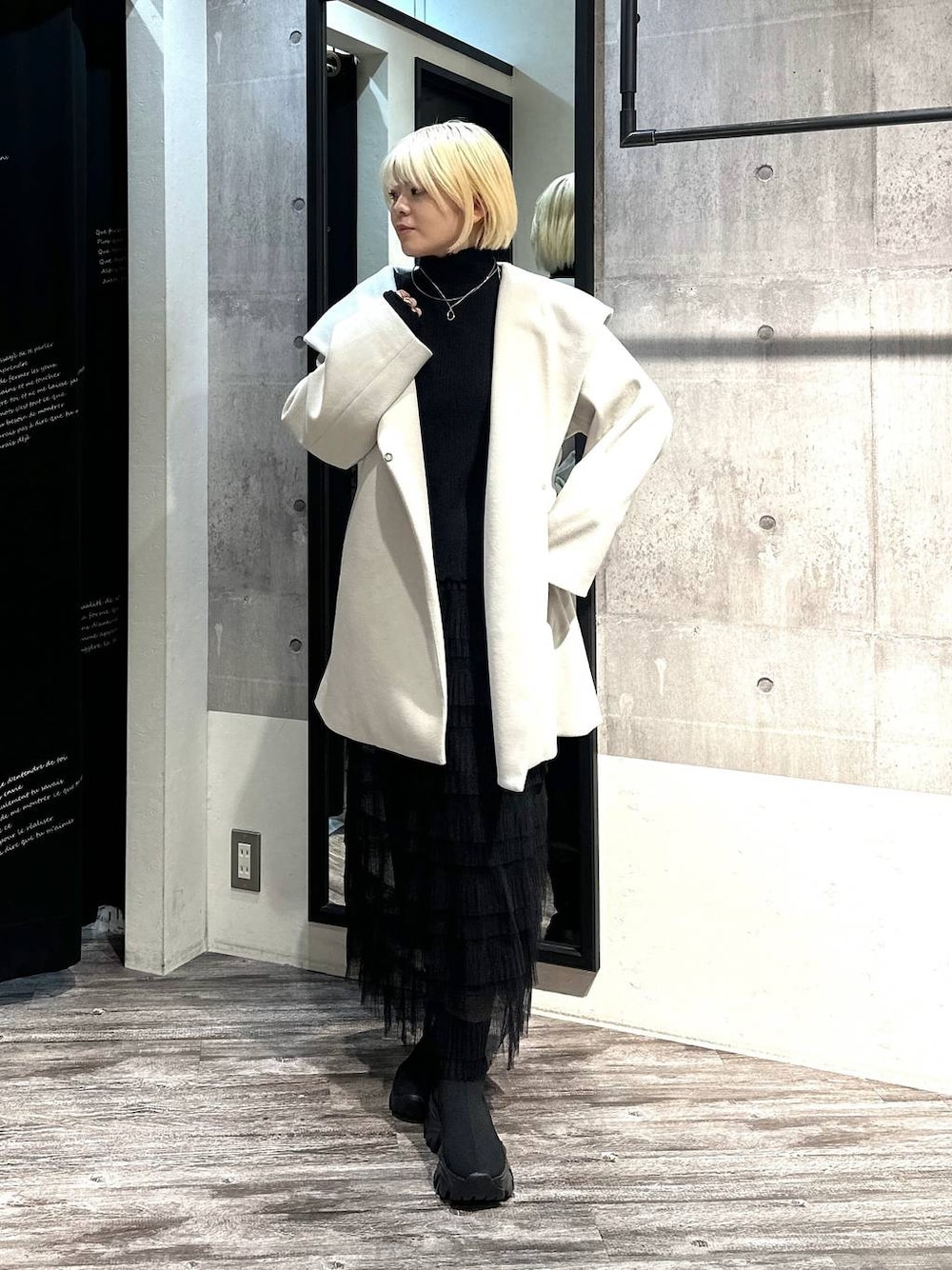 「カジュアル、体型カバー、ラフ、秋コーデ、冬コーデ、骨格ストレート、きれいめ、mysty woman、ボブヘア、ハイトーン系_ヘアカラー、きれいめカジュアル」｜「mysty womanのBIGフードミドルコート  116304（ノーカラーコート、ホワイト系）」を使った、・あさせ・さん（レディース・160cm）の秋コーディネートの1枚目の写真