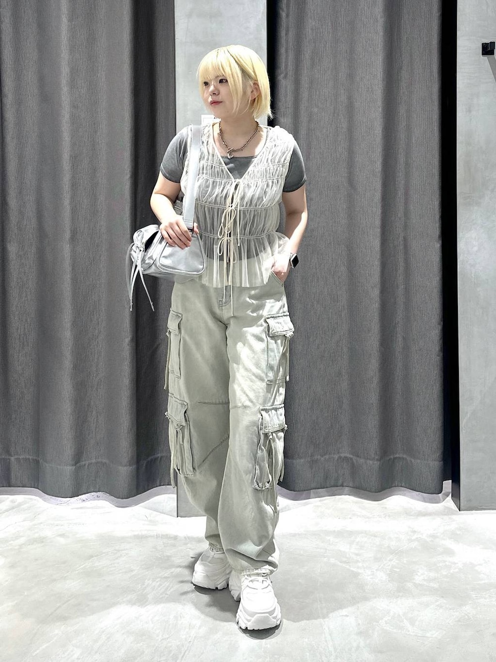 「カジュアル、体型カバー、ラフ、骨格ストレート、PAGEBOY、ボブヘア、ハイトーン系_ヘアカラー、ワイドパンツ、ベスト、夏コーデ、ストリート」｜「PAGEBOYのプラットチャンキースニーカー（スニーカー、ホワイト系）」を使った、・あさせ・さん（レディース・160cm）の夏コーディネートの1枚目の写真