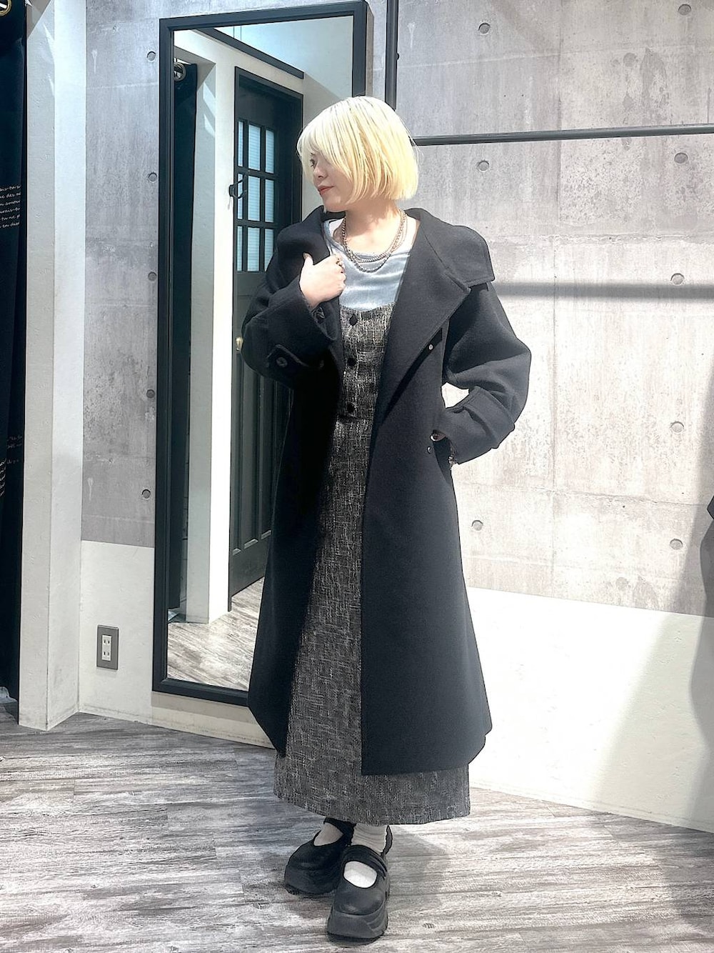 「カジュアル、体型カバー、ラフ、秋コーデ、冬コーデ、骨格ストレート、きれいめ、mysty woman、ボブヘア、ハイトーン系_ヘアカラー、きれいめカジュアル」｜「mysty womanのスタンドネックロングコート  116292（チェスターコート、ブラック系）」を使った、・あさせ・さん（レディース・160cm）の冬コーディネートの1枚目の写真
