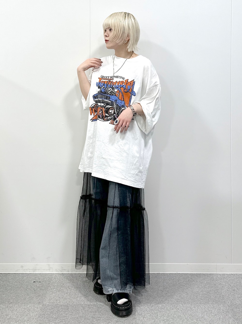 「Tシャツ×デニム、Tシャツワンピ、チュールワンピ、キャミワンピース、Tシャツ、ユニセックス、夏コーデ、カジュアルコーデ、PAGEBOY、ページボーイ、ボブ、ハイトーンカラー、骨格ストレート、ワンピースコーデ、ゆったりコーデ」｜「PBLIMのPAGEBOYLIM/オートモービルルーズT（Tシャツ/カットソー、ホワイト系）」を使った、・あさせ・さん（レディース・160cm）の春コーディネートの1枚目の写真