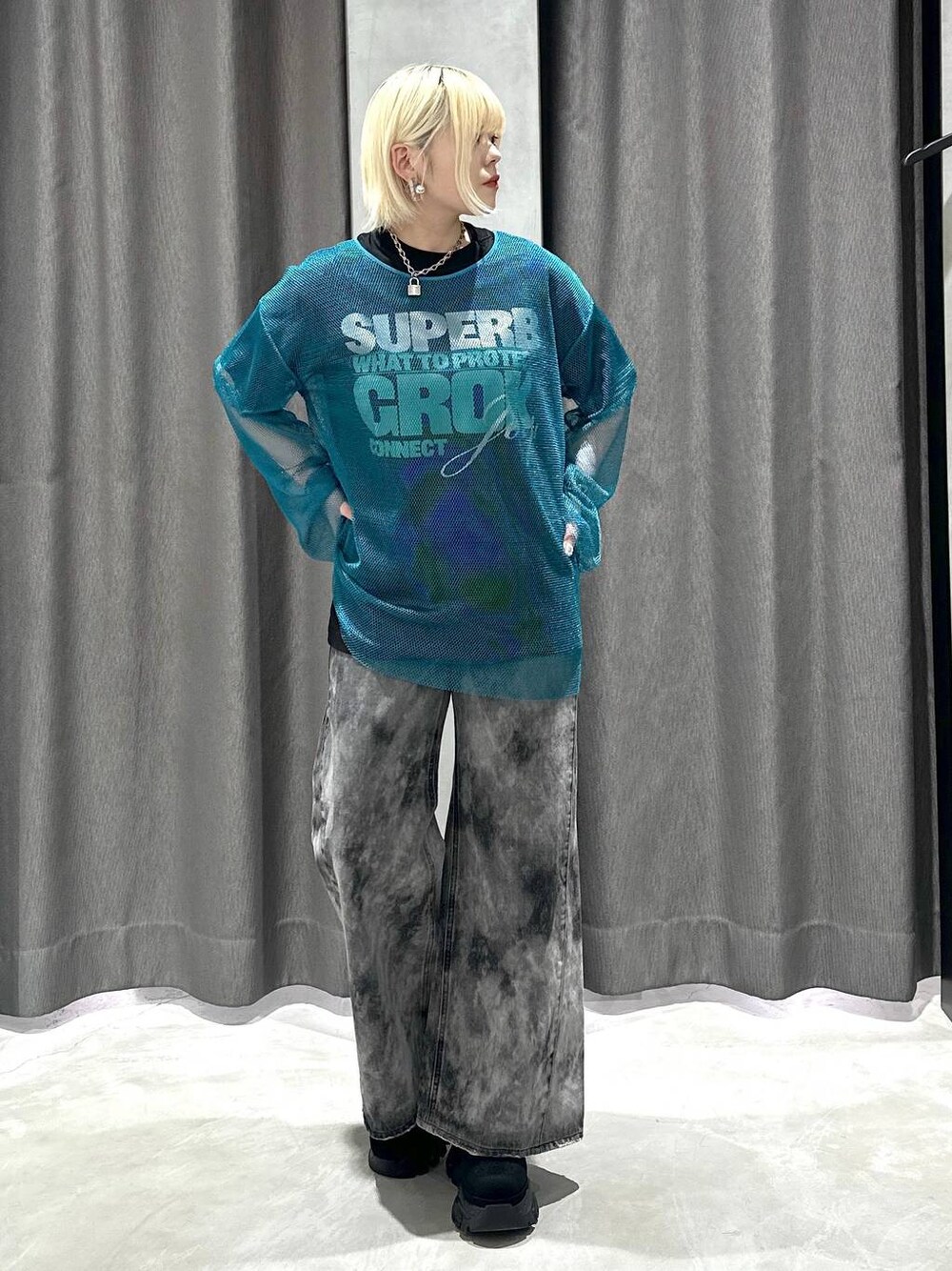 ブラック系のTシャツ/カットソー、ブラック系のデニムパンツ、ブルー系のTシャツ/カットソーを着用したレディースの春コーディネートの1枚目の写真