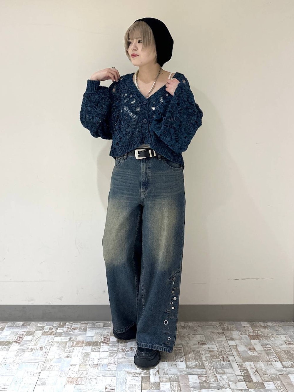 ブルー系のデニムパンツ、ブルー系のカーディガン/ボレロ、ブラック系のベルトを着用したレディースの秋コーディネートの1枚目の写真