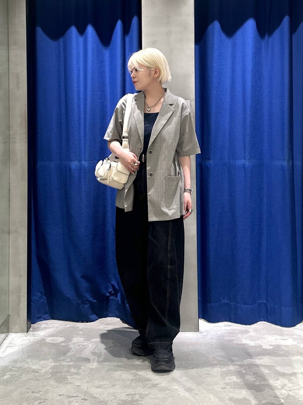 「カジュアル、体型カバー、ラフ、春コーデ、ボブヘア、ハイトーン系_ヘアカラー、きれいめカジュアル、セットアップ、ジャケット、ジャケットスタイル、夏コーデ、骨格ストレート、ストリート、PAGEBOY」｜「PAGEBOYのプラットチャンキースニーカー（スニーカー、ブラック系）」を使った、・あさせ・さん（レディース・160cm）の夏コーディネートの1枚目の写真