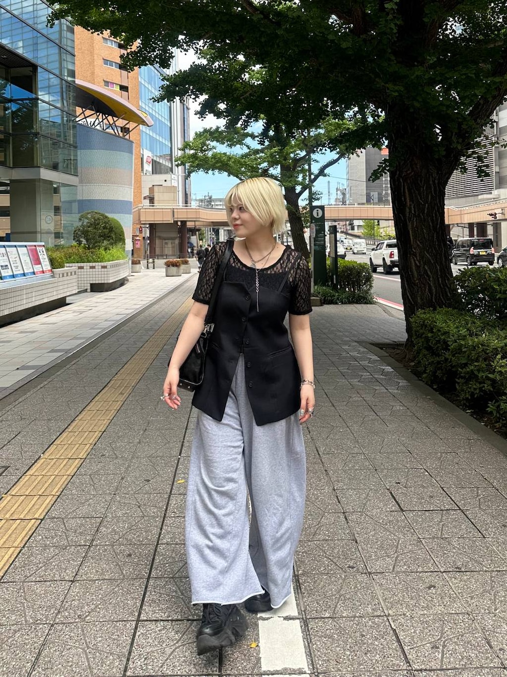 「カジュアル、体型カバー、ラフ、春コーデ、夏コーデ、骨格ストレート、ストリート、PAGEBOY、ボブヘア、ハイトーン系_ヘアカラー、きれいめカジュアル、スウェットパンツ」｜「PAGEBOYのサイドタックルーズウラケパンツ/イージーパンツ【4color・2size】（スウェットパンツ、グレー系）」を使った、・あさせ・さん（レディース・160cm）の夏コーディネートの1枚目の写真