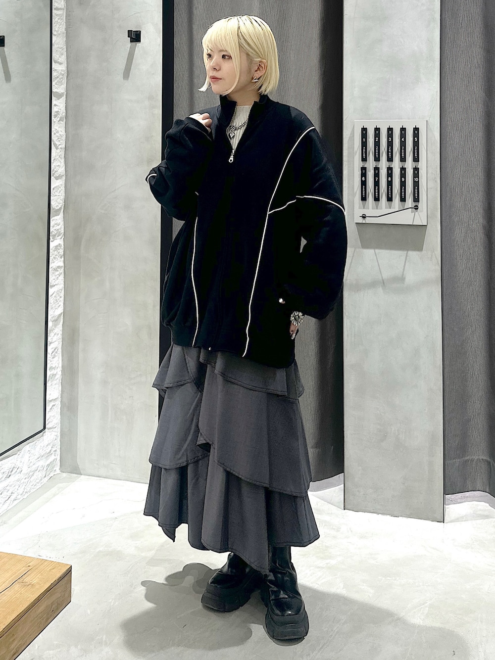 「PAGEBOY、骨格ストレート、ハイトーンカラー、ハイトーンボブ、スウェット、スカート、モードストリート、モード、冬コーデ、ストリート、スウェットコーデ、スウェットトップス、骨スト」｜「PAGEBOYのトラックスウェット（スウェット、ブラック系）」を使った、・あさせ・さん（レディース・160cm）の秋コーディネートの1枚目の写真