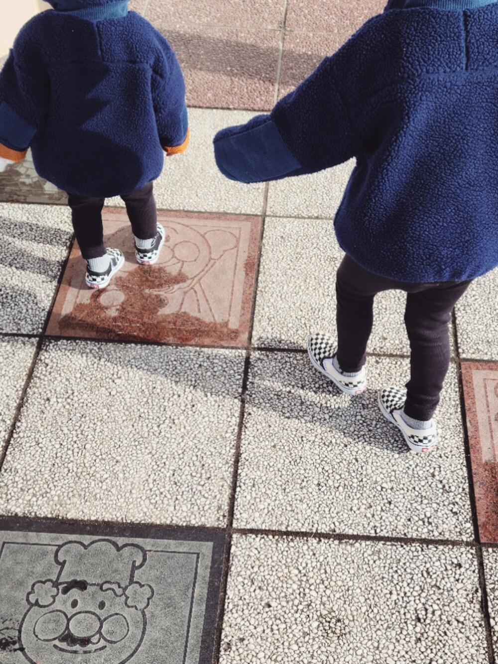「キッズコーデ、キッズフォーマル、おそろいコーデ、兄弟コーディネート」｜「VANSの☆【VANS(ヴァンズ)】CLASSIC SLIP-ON(KIDS)（スリッポン、ブラック系）」を使った、ayukaさん（レディース・155cm）の冬コーディネートの1枚目の写真